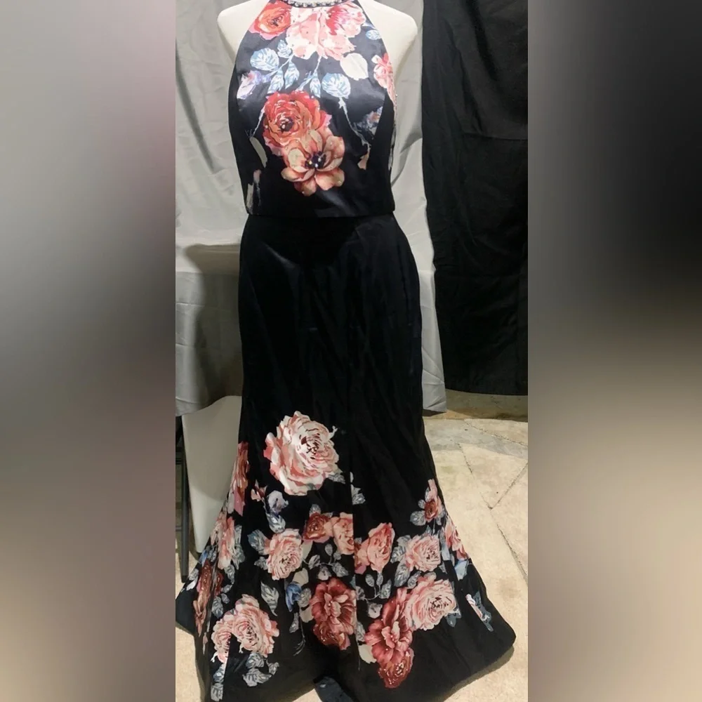 Blush Floral Black 2 Piece Halter Top Long Dress, Size 16, zipper tie, Preloved - Picture 7 of 12